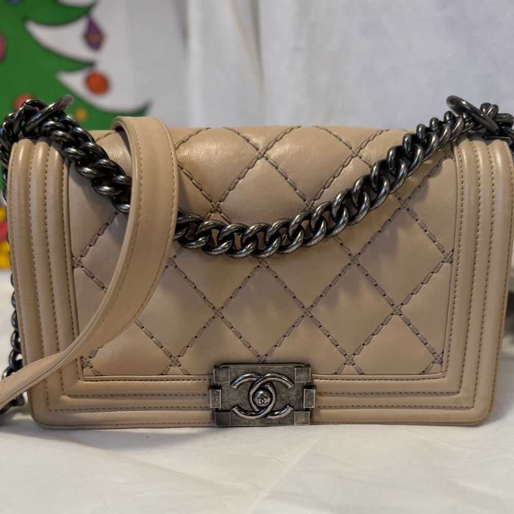 CHANEL Boy Bag - Beige Quilted Lambskin